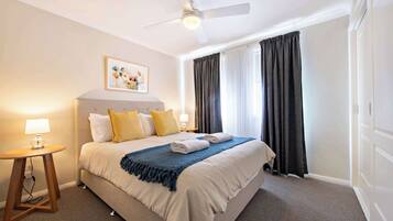 2 間睡房、書桌、熨斗/熨衫板、可攜式嬰兒床