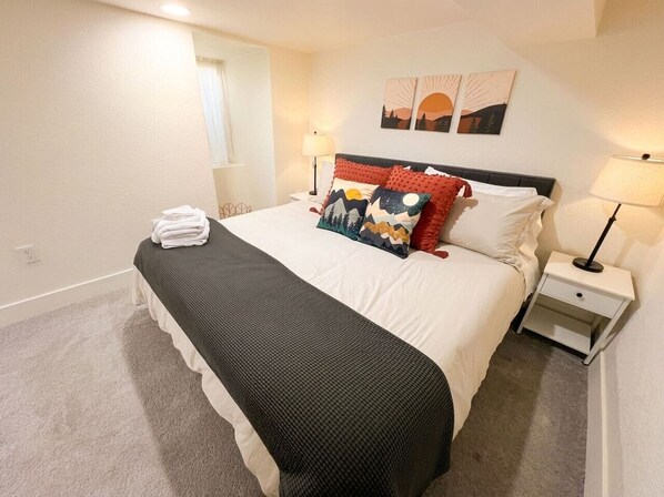 2 bedrooms, desk, iron/ironing board, WiFi - Spacious 2BR Garden Suite in Denver Highlands (Denver)