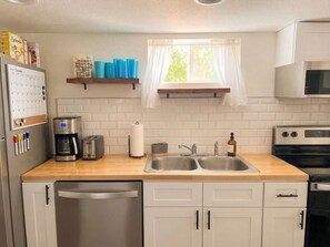 Fridge, microwave, oven, stovetop - Spacious 2BR Garden Suite in Denver Highlands (Denver)