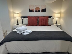 Skrivebord, strykejern/-brett, wi-fi og sengetøy