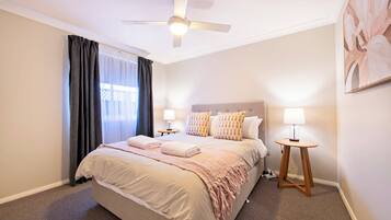 2 sovrum, skrivbord, strykjÀrn/strykbrÀda och resesÀng