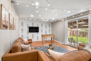 Smart TV, table football - Family-Friendly 4BR Retreat in Westminster (Westminster)