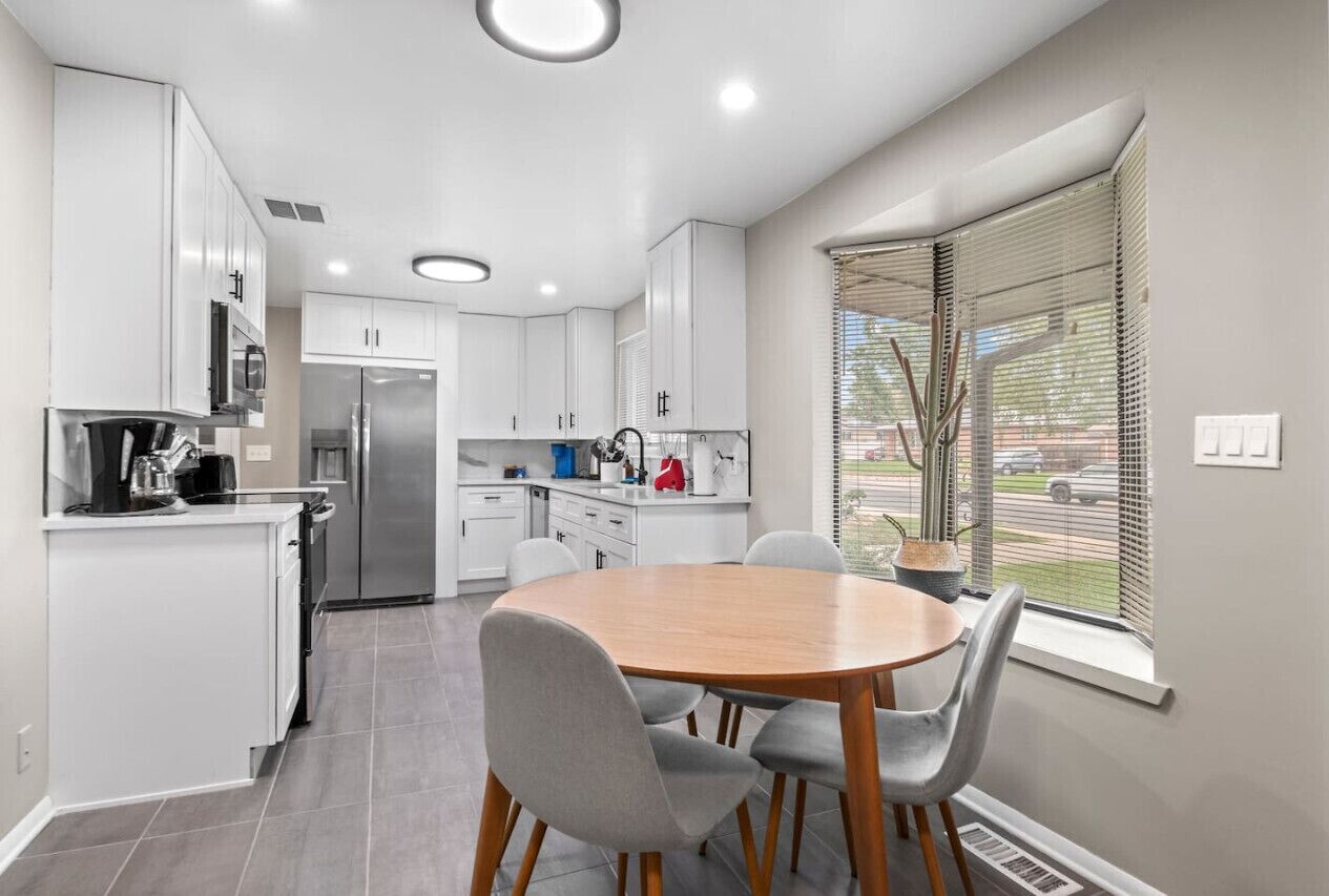 冷蔵庫、電子レンジ、オーブン、コンロ