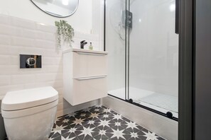 Maison, vue ville | Salle de bain