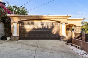 Exterior - Hillside Views | 4 Bed | 3 Balconies | Silver Lake (Los Angeles)
