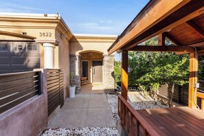 Terrace/patio - Luxurious 4BR in prime LA location with great view (Los Angeles)