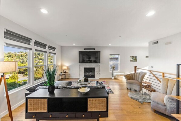 TV, fireplace - Hillside Views | 4 Bed | 3 Balconies | Silver Lake (Los Angeles)