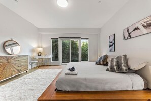 4 bedrooms, desk, iron/ironing board, travel crib - Hillside Views | 4 Bed | 3 Balconies | Silver Lake (Los Angeles)