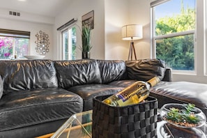 TV, fireplace - Luxurious 4BR in prime LA location with great view (Los Angeles)