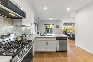 Fridge, microwave, oven, stovetop - Hillside Views | 4 Bed | 3 Balconies | Silver Lake (Los Angeles)