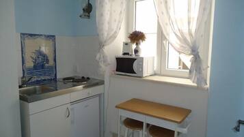 Réfrigérateur, micro-ondes, plaque de cuisson, cafetiÚre/bouilloire