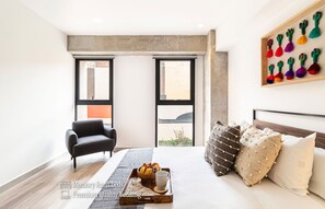 1 slaapkamer, een bureau, een strijkplank/strijkijzer, reisbedje