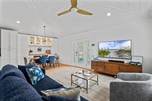 Tv, tv-spel, ett bordtennisbord och en stereo