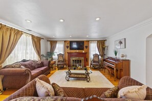 Fernseher, Kamin, Tischtennisplatte