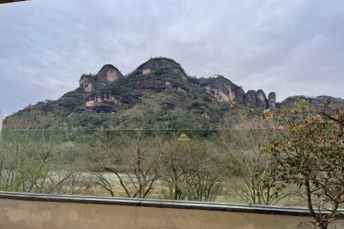 Paisatge montaños amb roques i vegetació escassa.