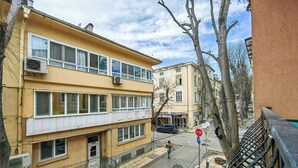 Un edifici d'altes plantes amb grans finestres i aparells d'aire condicionat.