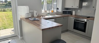 3 Bed House - Sleeps 6 - Pets - Garden - Parking