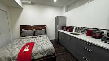 Tabla de planchar con plancha, wifi, ropa de cama