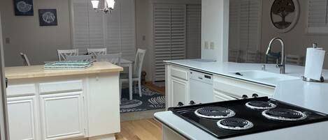 Mikroaaltouuni, uuni, liesi, astianpesukone