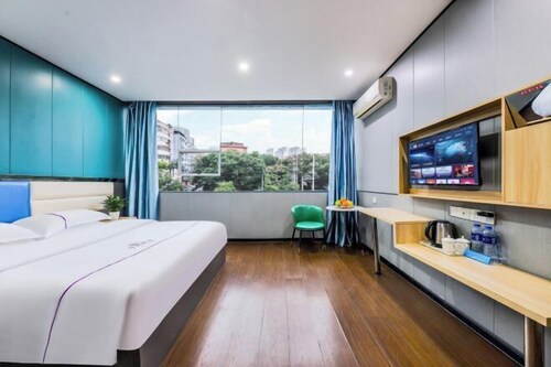 Yijia Hotel (Ji'an No.2 Middle School Pedestrian Street)