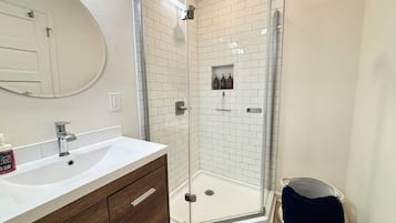 Shower, hair dryer, towels, shampoo