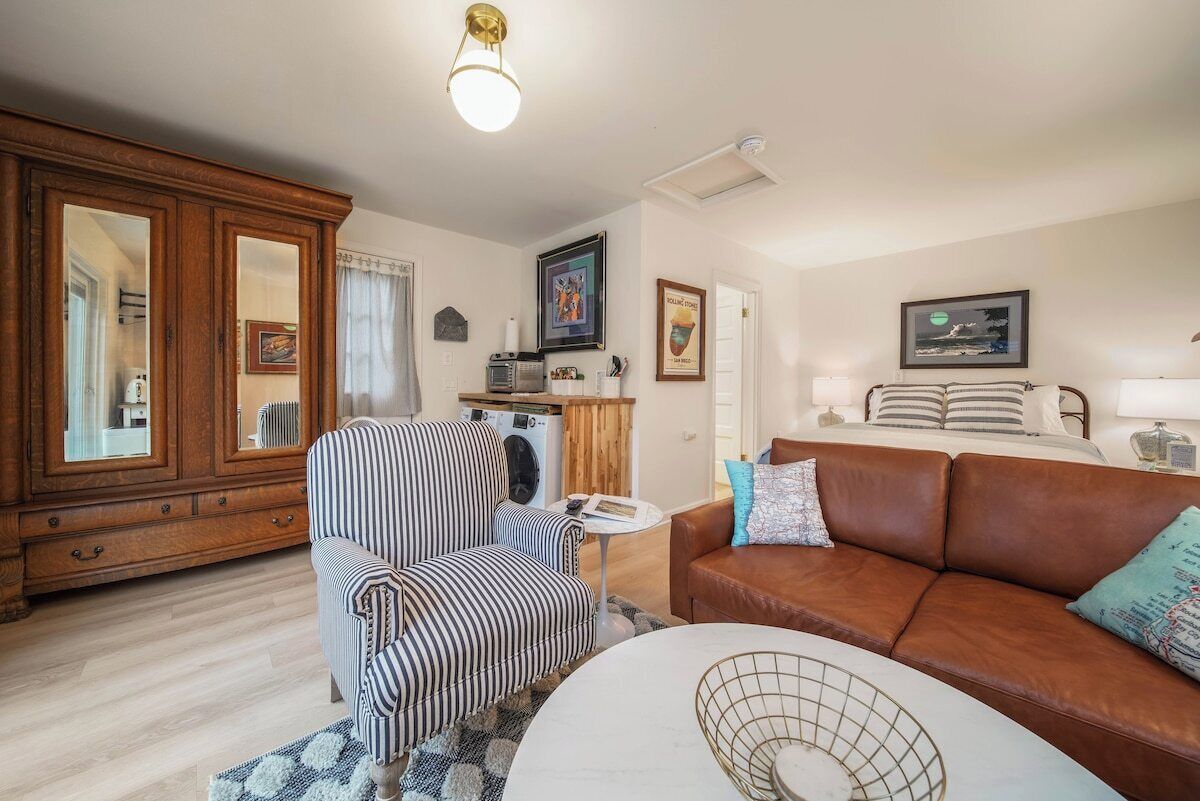 Planxa i posts de planxar, un bressol de viatge, wifi i roba de llit 