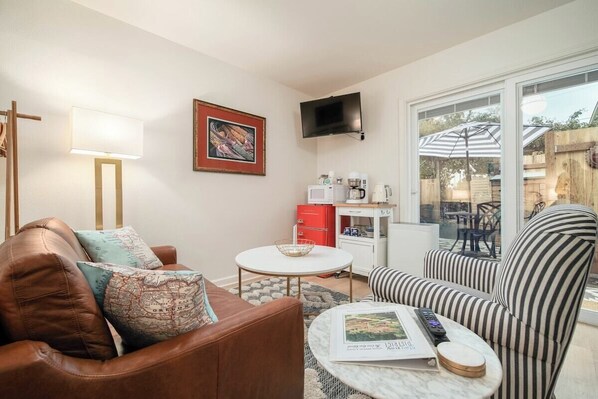 TV, offices - #StayinMyDistrict Sellwood Coco Rose Retreat (Portland)