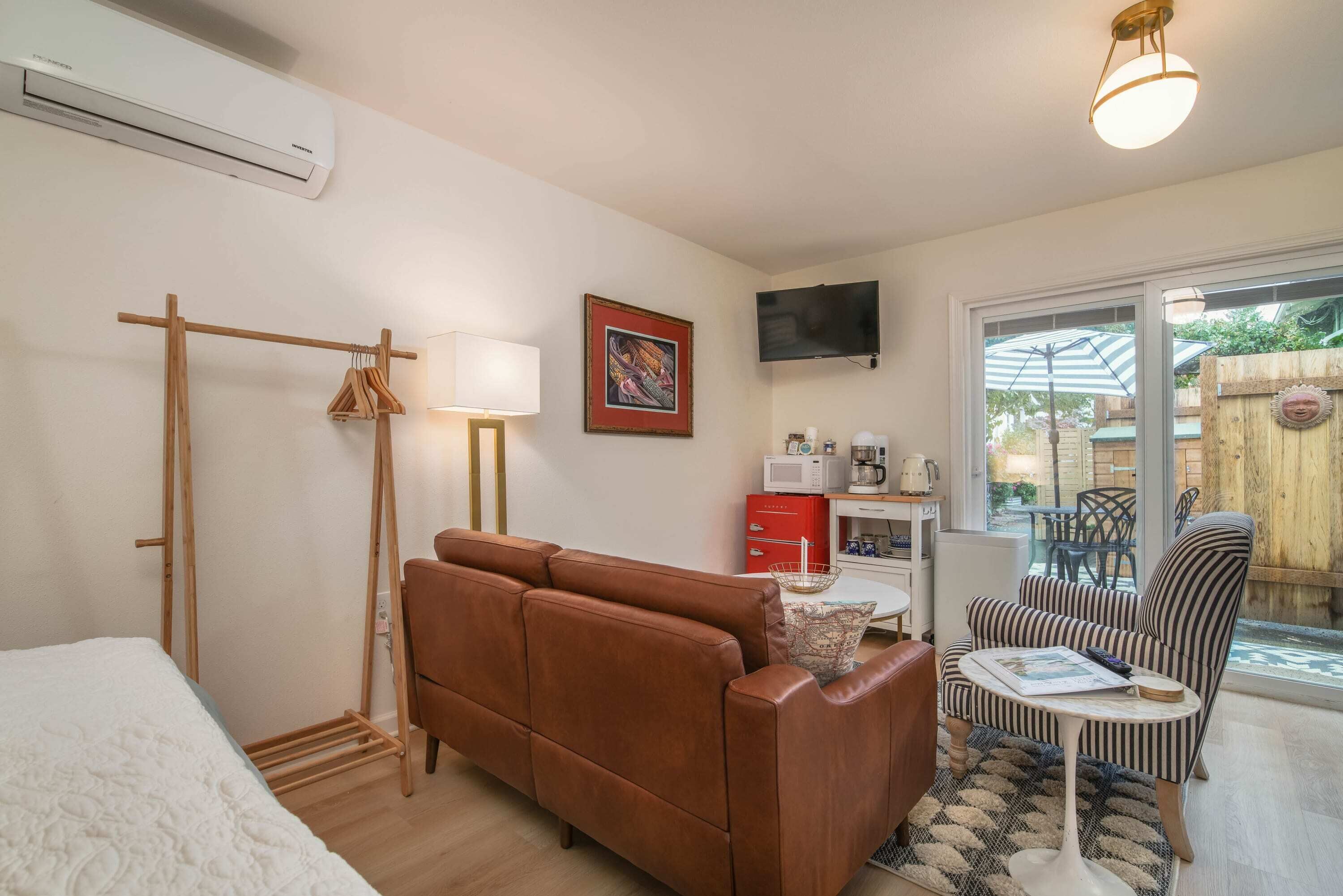 Silitysrauta/-lauta, vauvan matkasänky, Wi-Fi, vuodevaatteet