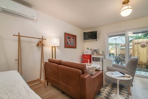 Iron/ironing board, travel crib, WiFi, bed sheets - #StayinMyDistrict Sellwood Coco Rose Retreat (Portland)