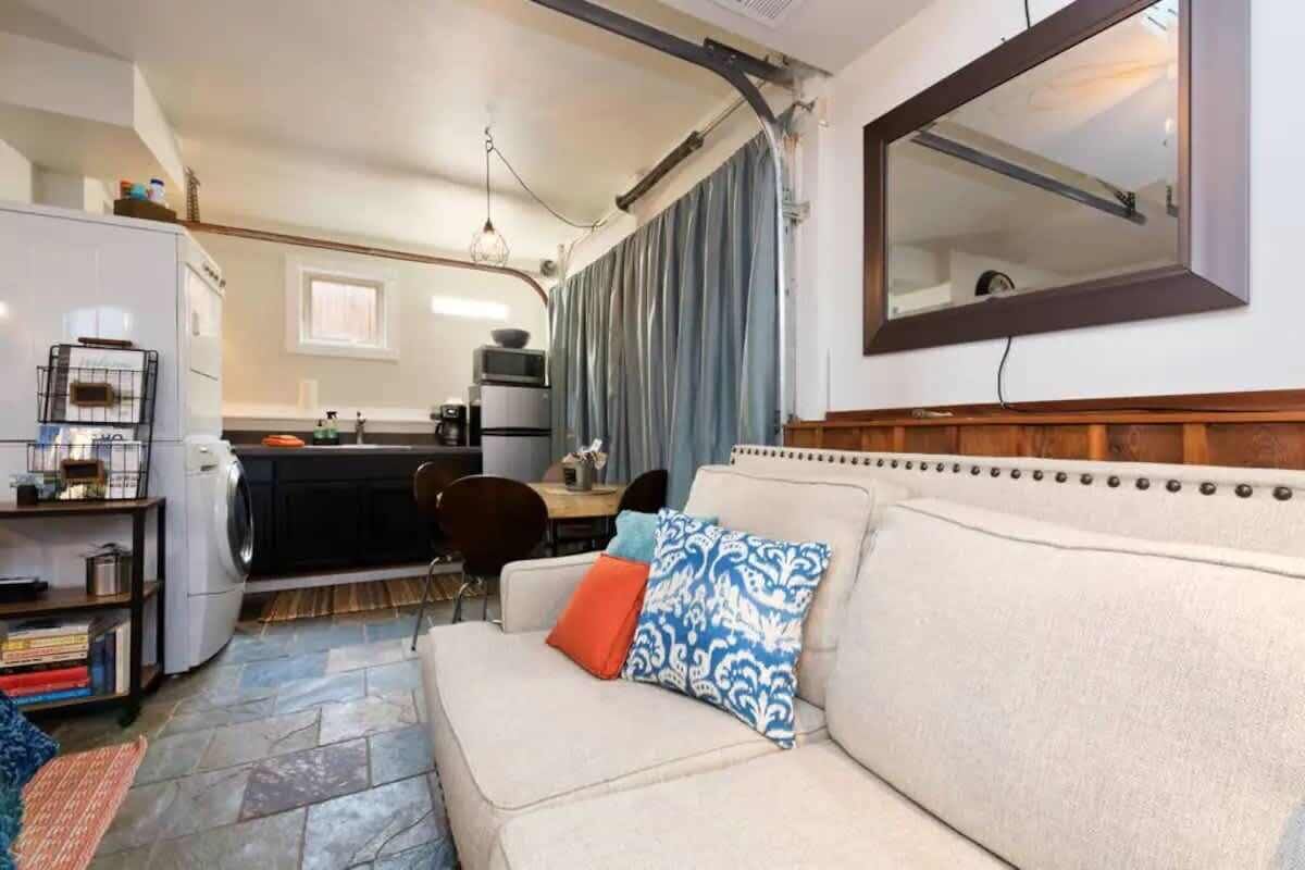 Televisio, takka, työhuone