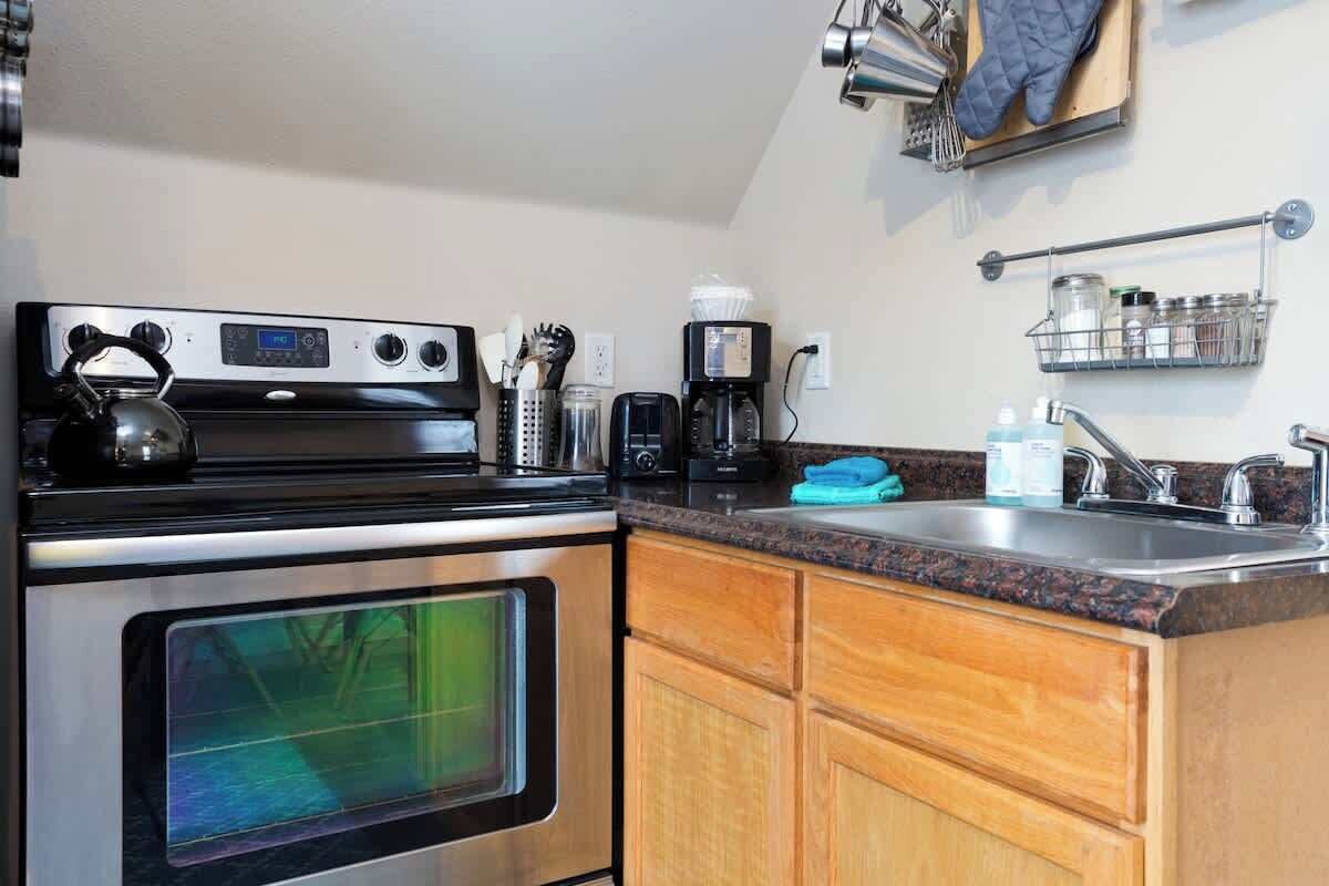 Kjøleskap, mikrobølgeovn, ovn og kokeplater