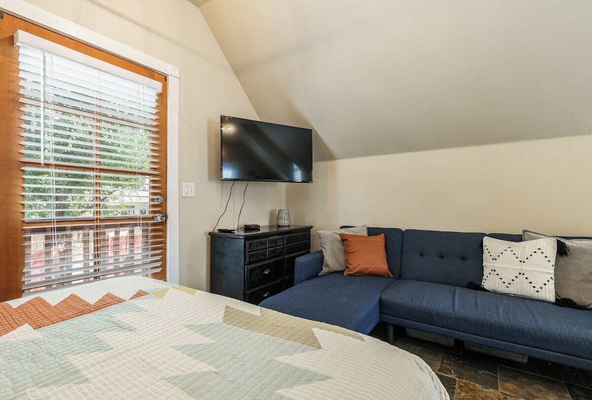 Televisie, een open haard, boeken en een kantoor