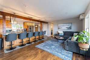 TV, fireplace, offices - #StayinMyDistrict Garibaldi Bay Views (Garibaldi)