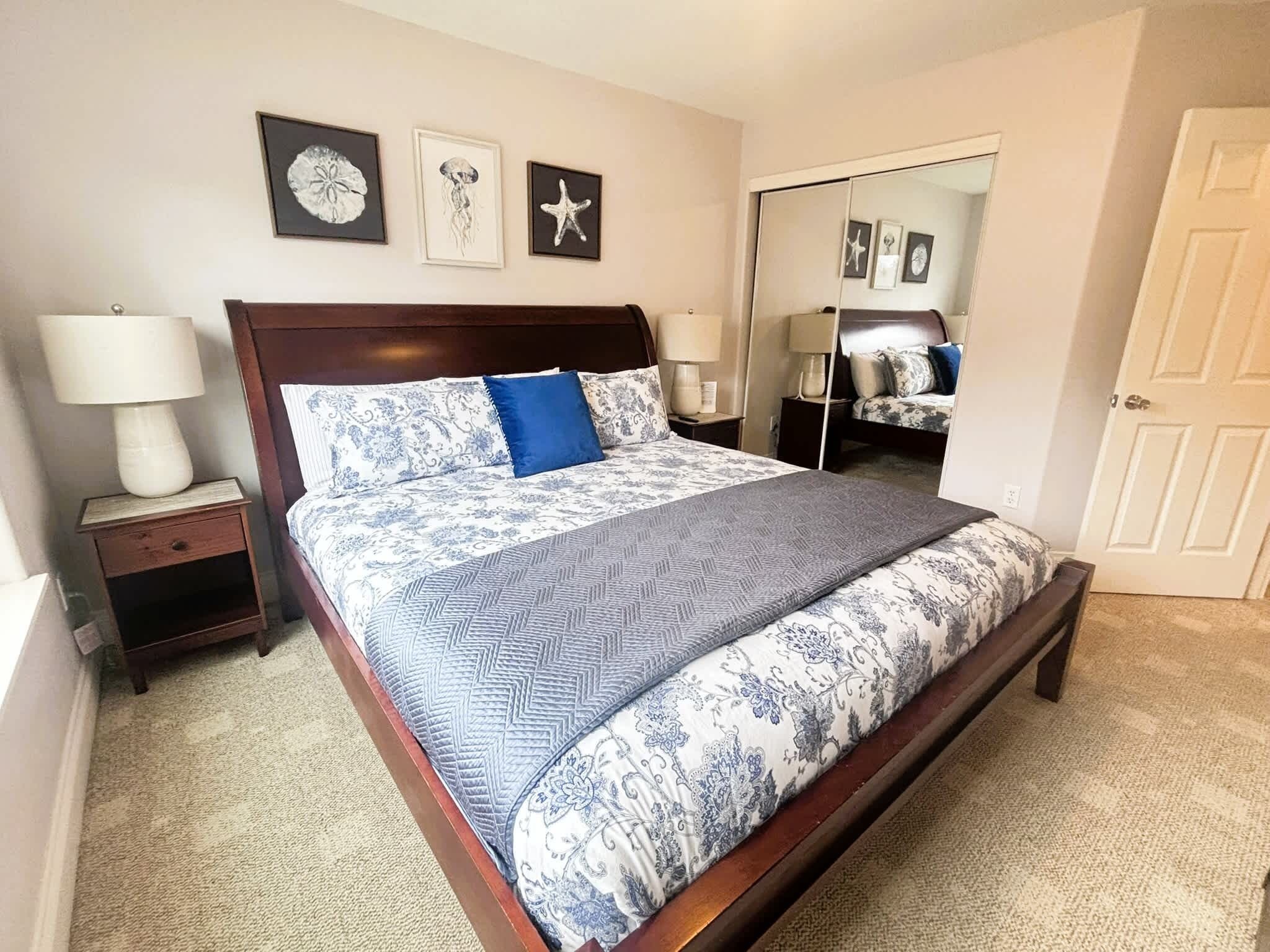 3 dormitorios, escritorio, tabla de planchar con plancha y cuna de viaje