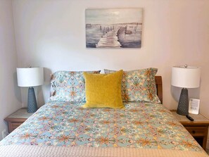 3 habitaciones, escritorio y tabla de planchar con plancha 