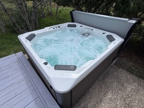Bañera de hidromasaje al aire libre