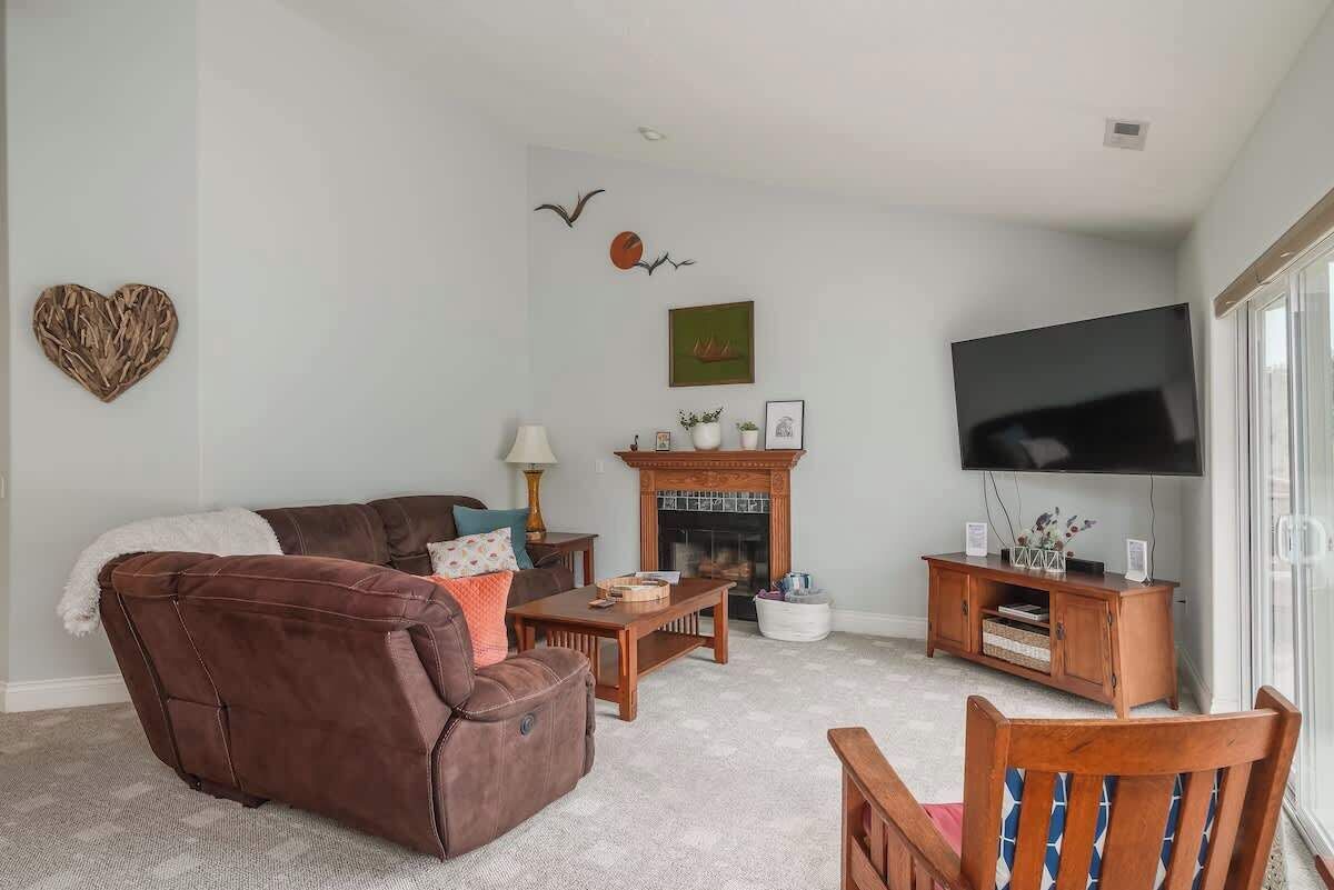 Télévision, livres, espaces bureaux