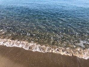 På stranden