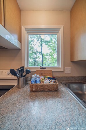 Fridge, microwave, oven, stovetop - Semi-Secluded Lodge Style: King Bed, Garage, Laundry, WiFi (Anchorage)