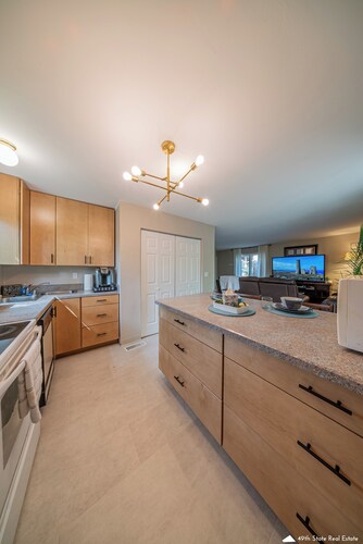 Semi-Secluded Lodge Style: King Bed, Garage, Laundry, WiFi