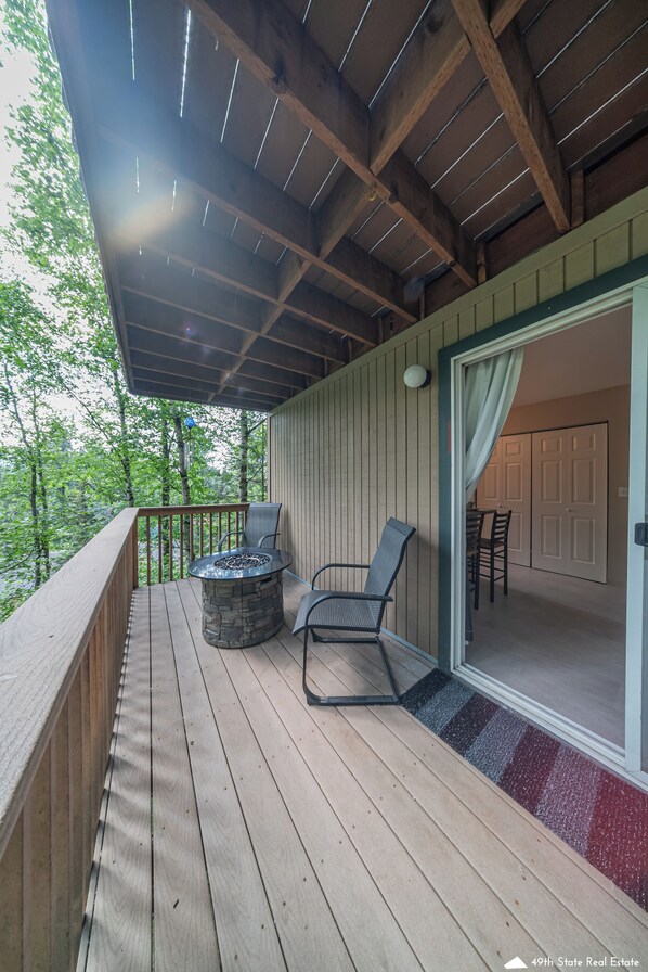 Terrace/patio - Semi-Secluded Lodge Style: King Bed, Garage, Laundry, WiFi (Anchorage)