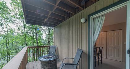 Semi-Secluded Lodge Style: King Bed, Garage, Laundry, WiFi