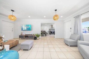 Smart TV - Renovated ~ PrivatePool ~ OutdoorDining ~ Location (Noord)