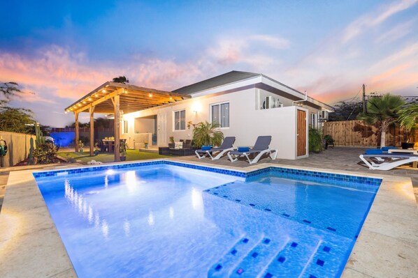 Pool - Renovated ~ PrivatePool ~ OutdoorDining ~ Location (Noord)