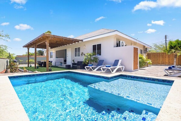 Pool - Renovated ~ PrivatePool ~ OutdoorDining ~ Location (Noord)