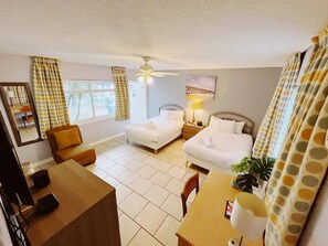 Skrivbord och strykjärn/strykbräda