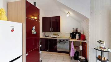 Refrigerador, horno, parrilla de estufa y cafetera y tetera