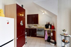 Refrigerador, horno, parrilla de estufa y cafetera y tetera 