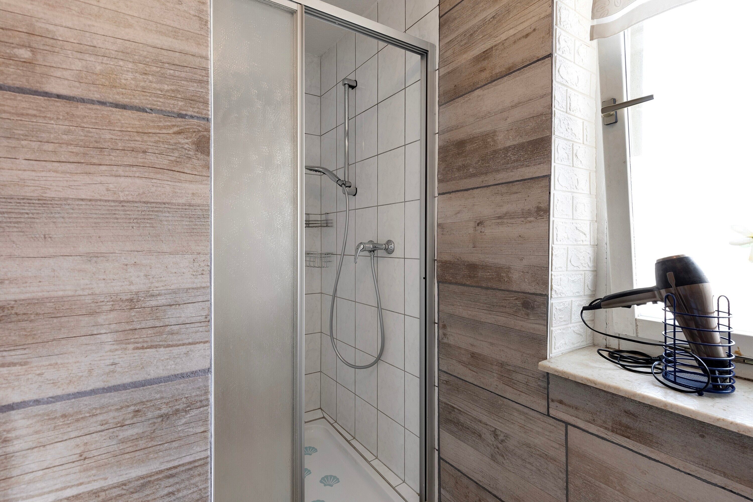 Shower, hair dryer, towels