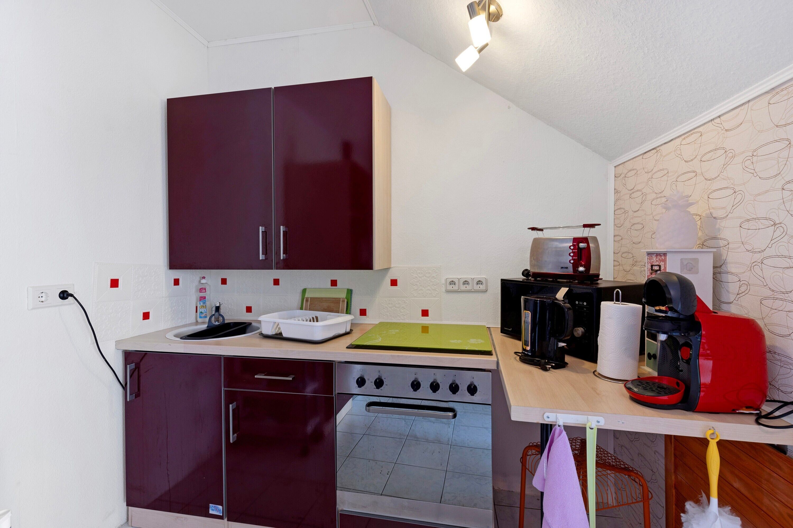 Fridge, oven, stovetop, coffee/tea maker